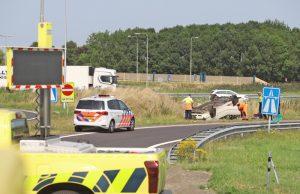 Auto over de kop, oprit A4 Den Hoorn afgesloten