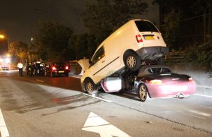 Bizar ongeval snelweg A12: Porsche komt onder bestelbus terecht