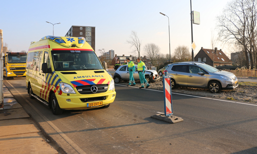 16 maart Drie voertuigen betrokken bij kop-staart aanrijding Prinses Beatrixlaan Delft