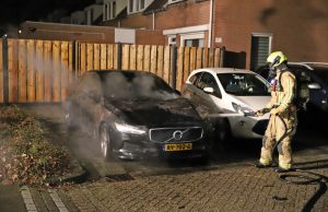Geparkeerde auto vliegt in brand Aakwerf Zoetermeer