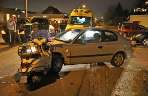 Schade na ongeval tussen brommerrijder en personenauto Ambachtsweg Pijnacker