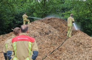 Rook boven berg met houtsnippers Vulcanusweg Delft