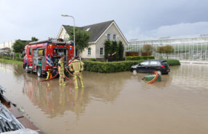 Straat en tuinder ondergelopen met water na flinke regenbui Laan van Boekesteijn De Lier