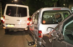 Bestelbus klapt op geparkeerde auto’s; bestuurder vlucht Laan van Wateringse Veld Den Haag