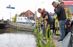 Brandweer vist autosleutel uit water Hoornsewal Den Hoorn