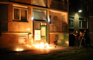 Scooter vliegt in brand tegen gevel van portiek Schoutendreef Den Haag