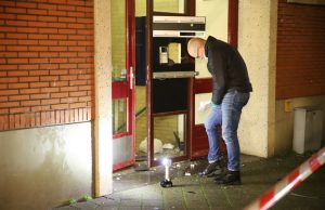 Vier portieken naast elkaar beschadigd door zwaar vuurwerk Vaillantlaan Den Haag