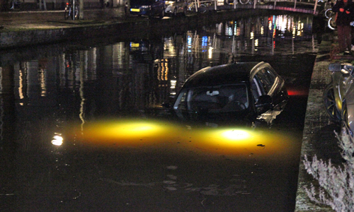 16 december Personenauto raakt te water Brabantse Turfmarkt Delft