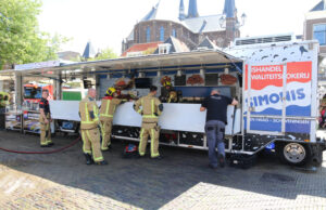 Brandweer blust brand in viskraam Markt Delft