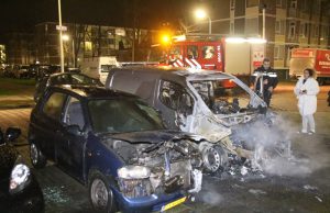 Busje en auto in brand gestoken Het Oord Den Haag