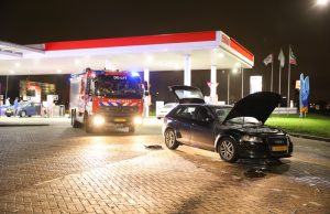 Automobilist ziet rook onder motorkap en zet auto stil nabij tankstation A13 Delft