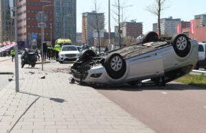 Auto komt op z’n dak bij ongeval Mercuriusweg Den Haag