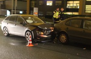 Forse schade en verkeerschaos door aanrijding Burgemeester Elsenweg Naaldwijk