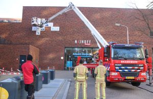 Brandweer verwijdert gevelborden E. Du Perronlaan Delft