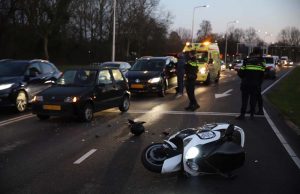 Gewonde na kop-staart aanrijding tussen auto en motorscooter Prinses Beatrixlaan Delft
