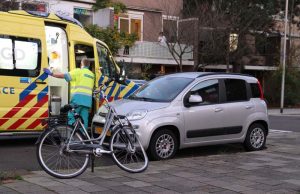 Fietser raakt gewond na aanrijding Aart van der Leeuwlaan Delft