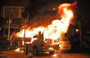 Geparkeerd busje volledig in vlammen op gegaan Nunspeetlaan Den Haag