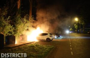 Auto flink beschadigd door brand Westeinde Delft