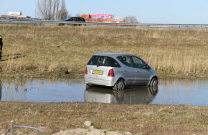 Gewonde bij voertuig te water oprit A4 Rijswijk