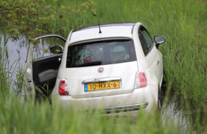 Automobiliste raakt van de weg en rijdt de sloot in ‘s-Gravenweg Nootdorp