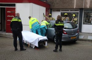 Automobilist ramt gevel van portiek Ricardishof Delft
