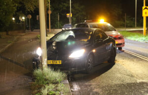 Automobilist komt tot stilstand tegen lantaarnpaal Carnegielaan Den Haag