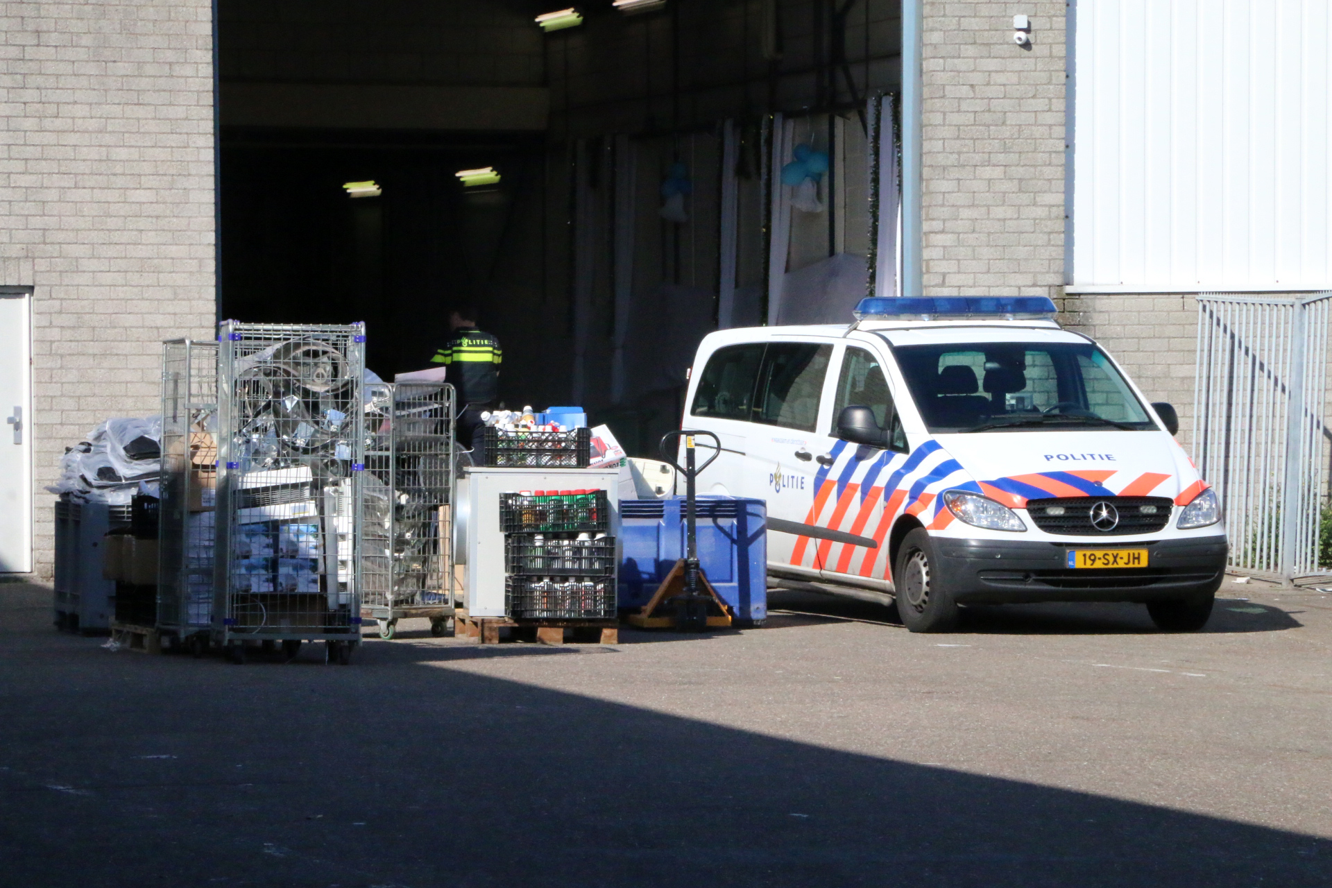 20 april Flink geldbedrag aangetroffen en 6 aanhoudingen bij inval in bedrijfspand Zuiderweg Rijswijk