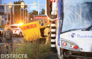 Cabine van bergingsvoertuig gekanteld na zware aanrijding met tram Vrijenbanselaan Rijswijk