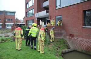 Aannemer valt van vijf hoog in het water Arendshorst Honselersdijk