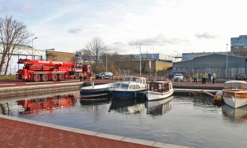 30 januari Brandweer haalt gezonken bootje uit haven Fokkerkade Den Haag