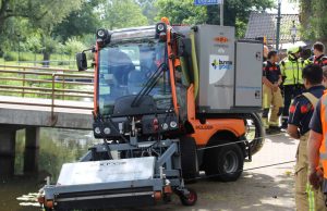 Spannend half uur voor man in maaimachine op de Achterom in Zoetermeer