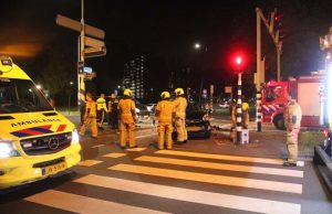 Auto op zijn kant na aanrijding Prinses Beatrixlaan Rijswijk