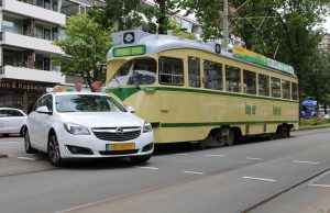 Schade na aanrijding tussen auto en tram Papsouwselaan Delft