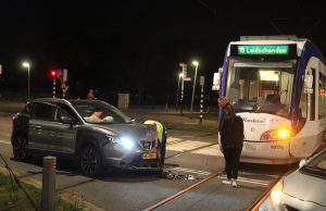 Auto beschadigd na aanrijding met randstadrail Rijswijkse Landingslaan Den Haag