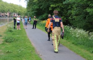 Brandweer haalt scootmobiel uit de sloot Vrijenbansekade Delft