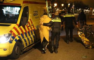 Man ligt 15 minuten in ijskoude gracht Dunne Bierkade Den Haag