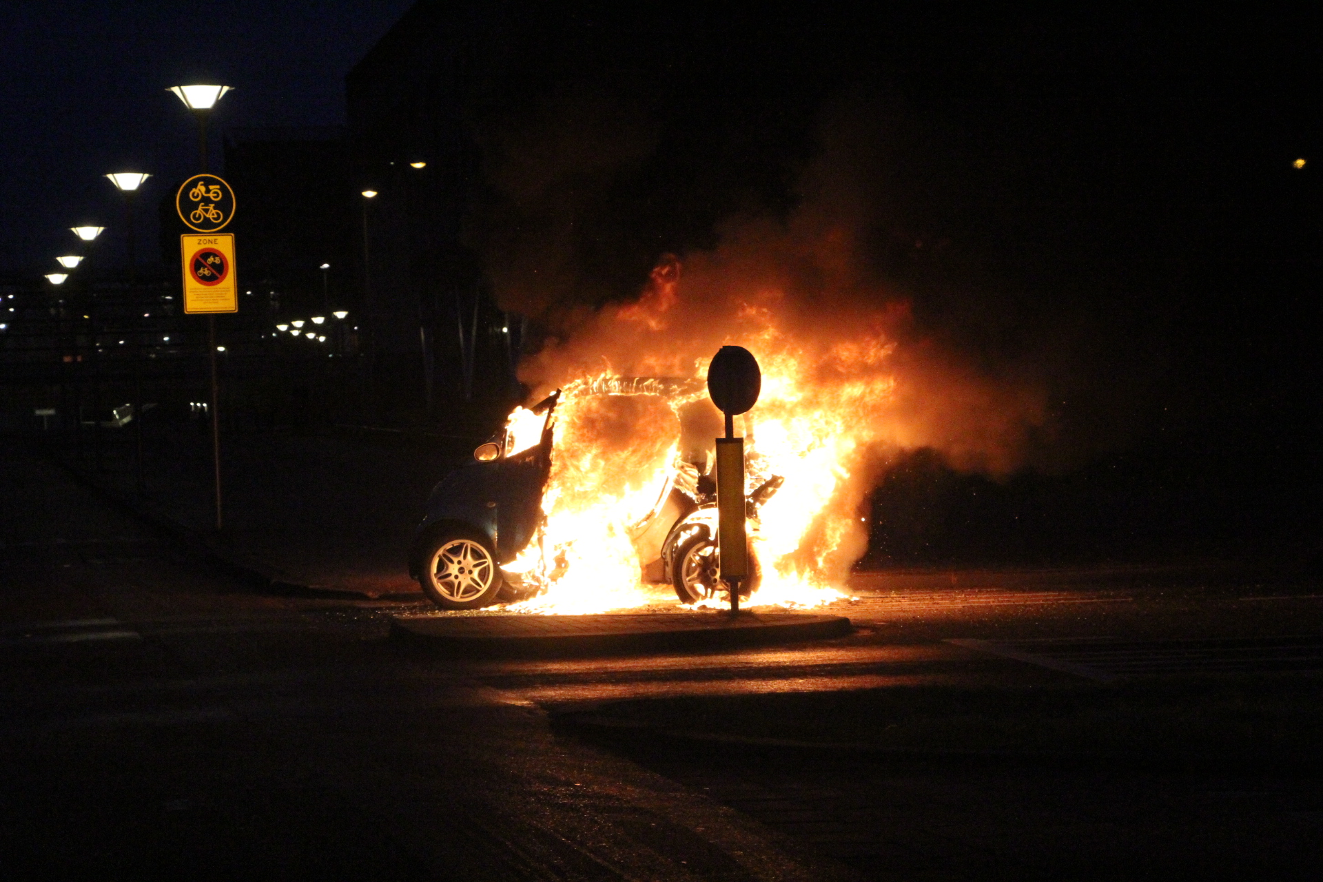 25 januari Auto gaat in vlammen op Aristoteleslaan Den Haag