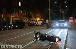 Motorrijder komt meters verder gewond terecht na aanrijding met auto Genestetlaan