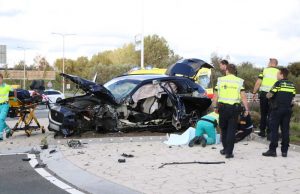 Twee personen gewond na zware aanrijding tegen verkeerspaal Veilingroute Naaldwijk
