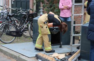 Sleutelbos valt in ondergrondse container Warmoezierstraat Delft