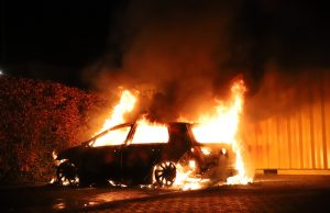 Auto brand volledig uit op parkeerterrein Fransstraat Voorburg