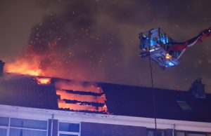 Grote uitslaande brand op dak van portiek Rederijkerstraat Den Haag