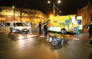 Twee opzittenden van brommer gewond bij aanrijding Parallelweg Den Haag