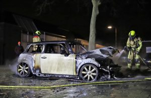 Geparkeerde auto brand volledig uit Liesveld Wateringen