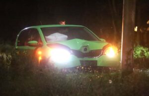 Automobilist rijdt tegen lantaarnpaal Monsterseweg Den Haag