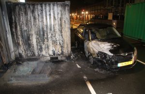Auto volledig uitgebrand na brandstichting Schokkerweg Den Haag