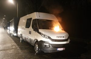 Busje in brand gestoken Jan van Beersstraat Den Haag