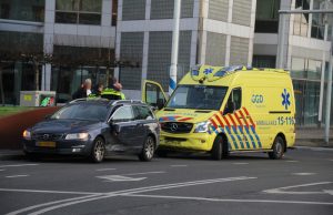 Ambulance knalt op auto tijdens spoedrit Schenkkade Den Haag