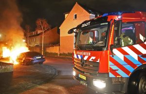 Geparkeerde auto naast woning gaat in vlammen op Kievitlaan Rijswijk