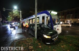 Auto geramd door tram Loosduinsekade Den Haag